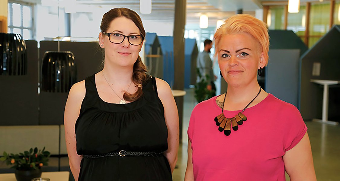 Zara Gidlund och Anna Häggström studerar på distans vid Mittuniversitetet med hjälp av Lärcentrums studiemiljö.